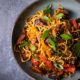 Asiatisches Stir-fry mit Pilzen, Gemüse, mariniertem Tofu und Mie-Nudeln Rezept